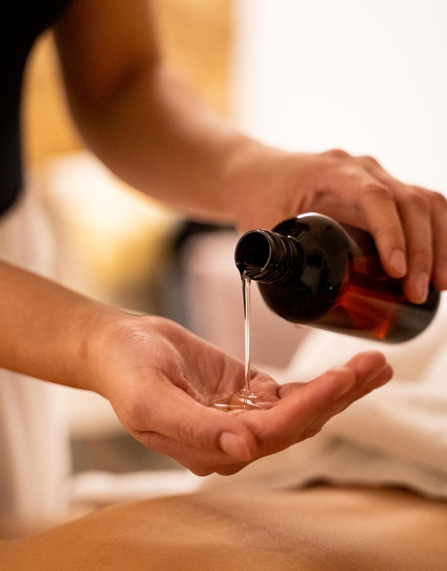 women getting a relaxing oil massage